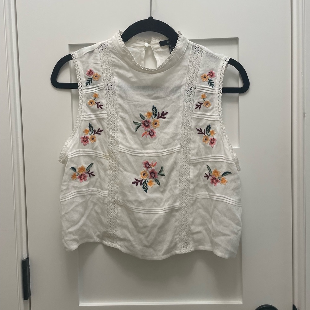 Forever 21 cropped floral shirt, size medium
